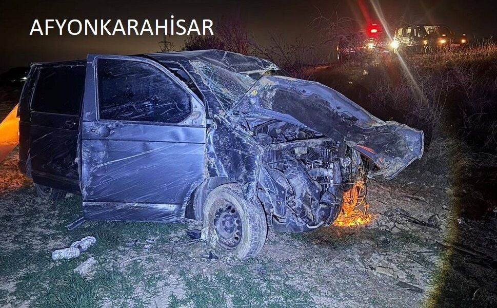 Kamyonet ağaca çarptı, 4 yaralı!