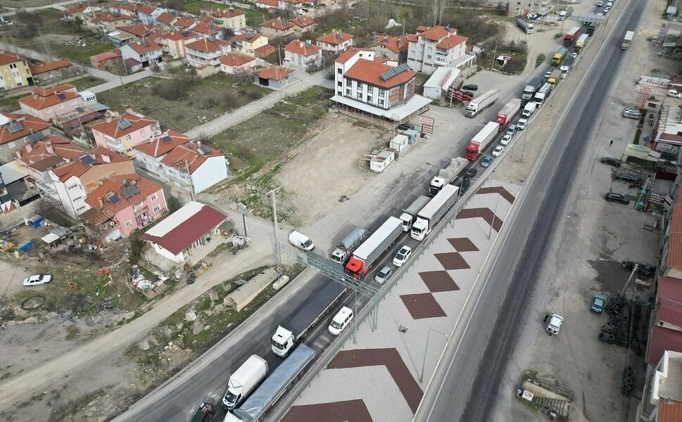 AFYON ÇEVRE YOLLARINDA BAYRAM YOĞUNLUĞU