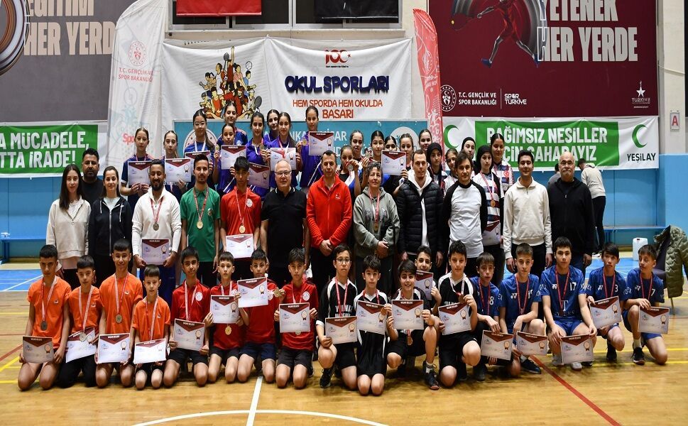 BADMİNTON BÖLGE MÜSABAKALARI AFYON'DA YAPILDI