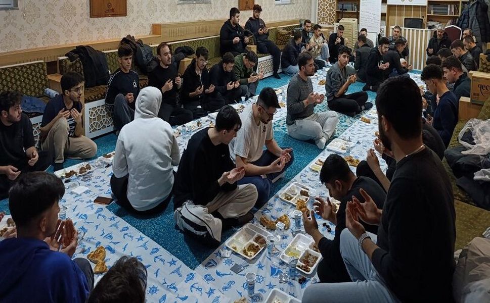 Emirdağ'da üniversite öğrencilerine iftar daveti