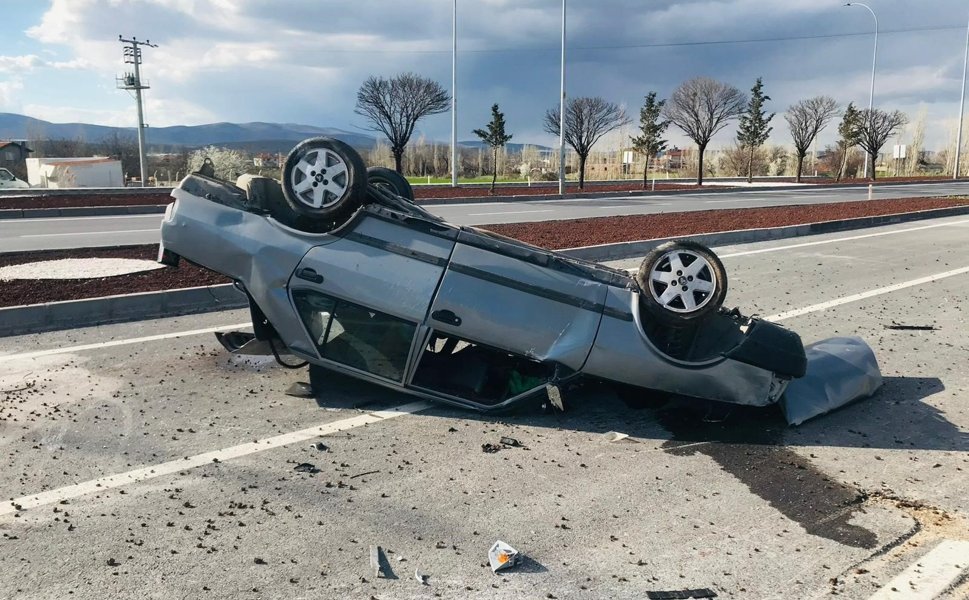 Görenleri dehşete düşüren kaza anbean güvenlik kamerasında