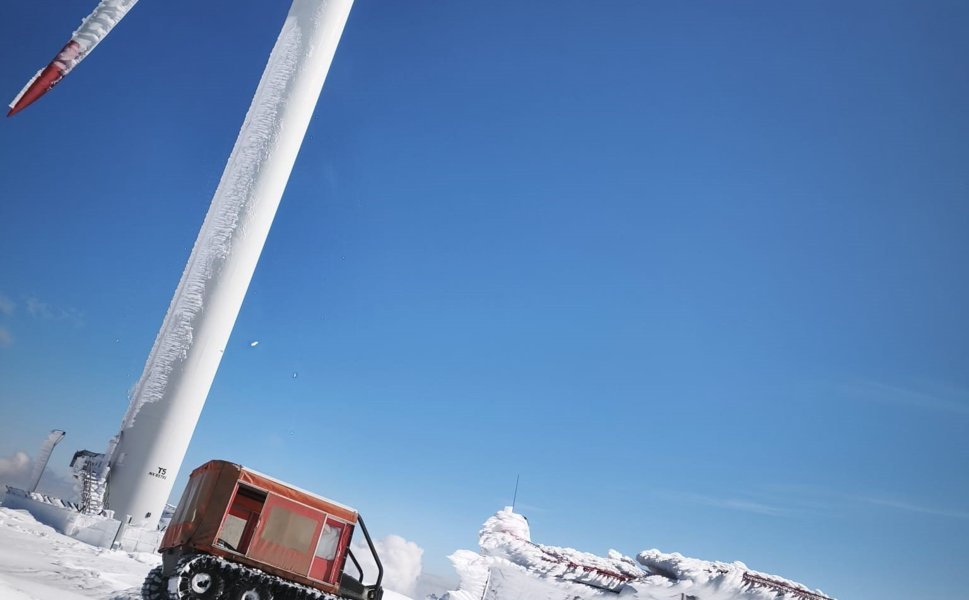 Rüzgâr türbinlerine ulaşmak için karla kaplı yollarda adeta tünel açtılar