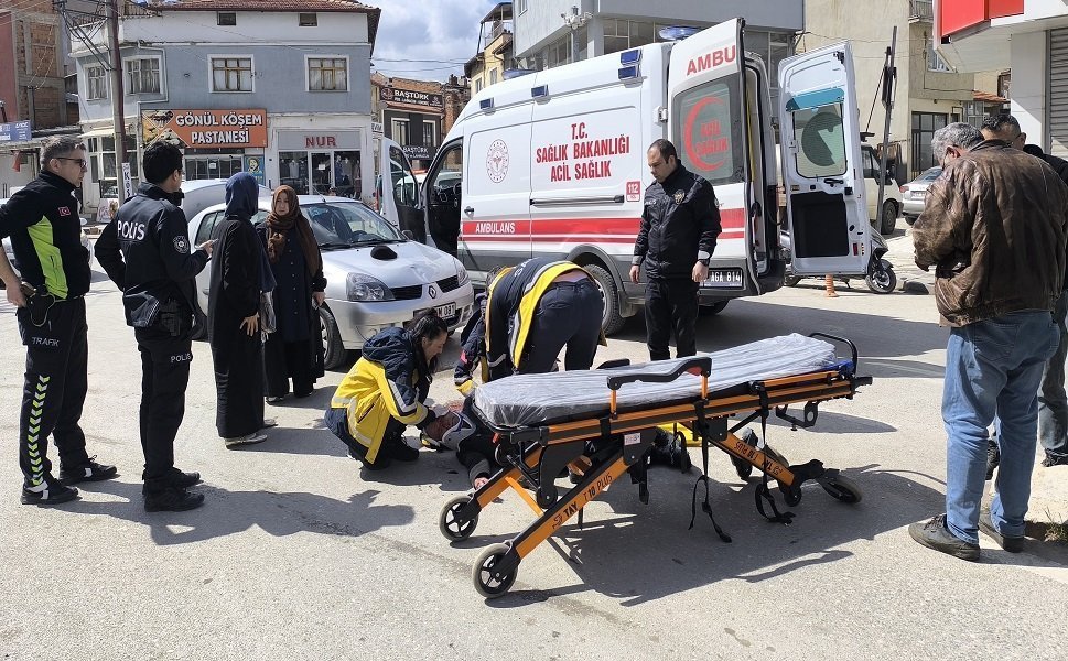 Afyon'da otomobilin çarptığı yaya yaralandı