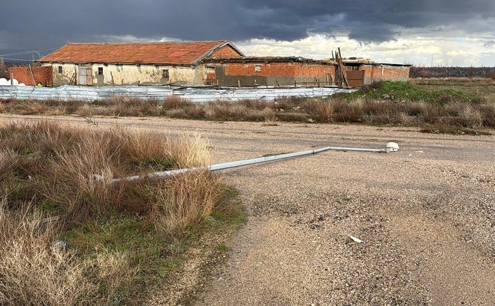 Fırtına sonrası aydınlatma direği yola devrildi