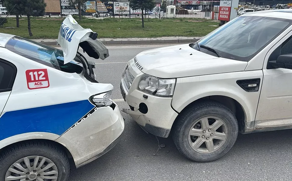 Dur ihtarına uymayan araç, polis otosuna çarptı, 3 yaralı
