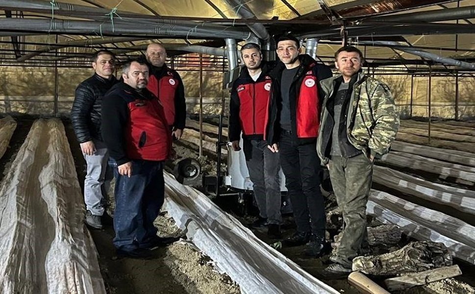 Afyon'da kiraz bahçelerinde dona karşı nöbet tuttular!..