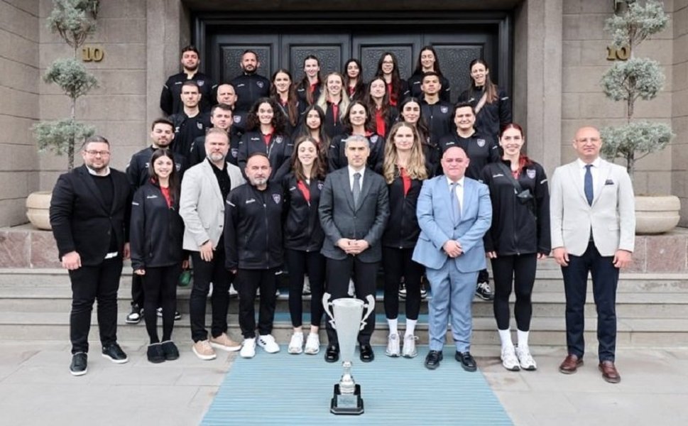 Şampiyonlar Vali Naci Aktaş'ı ziyaret etti