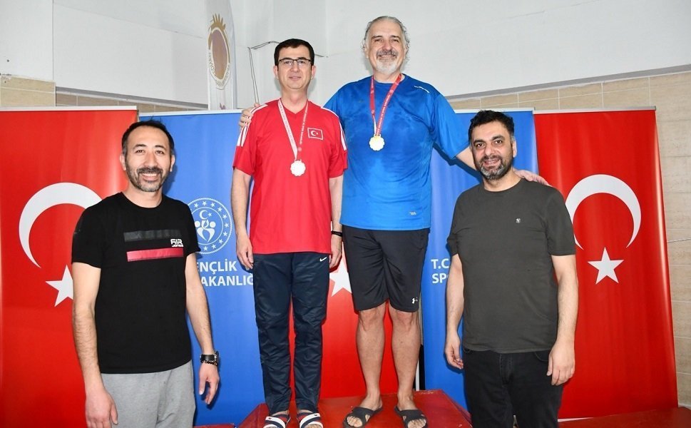 Türk Devletlerinden gelen yüzücüler Afyon'da yarıştı