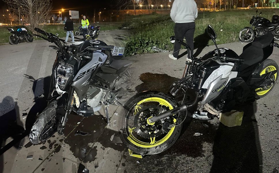 Akrobatik hareketler yapan iki motosiklet çarpıştı