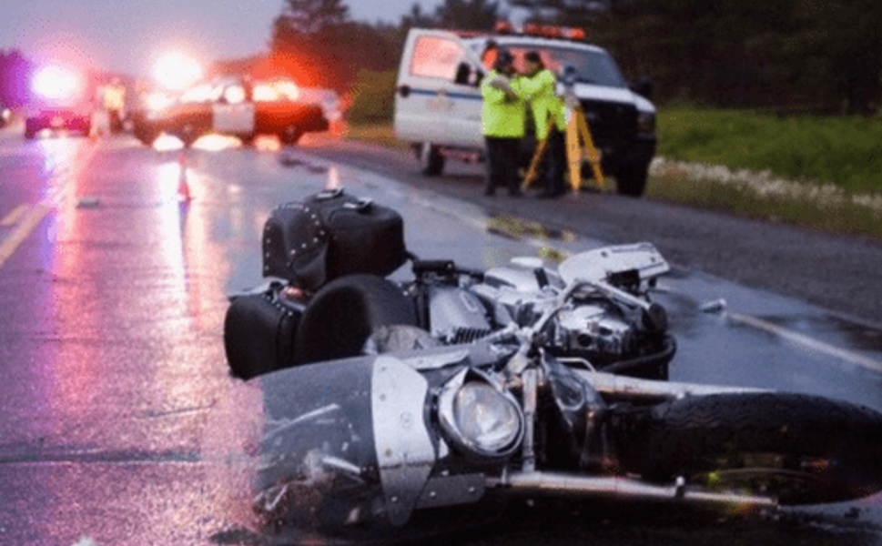 Tırın çarptığı motosiklet sürücüsü yaralandı