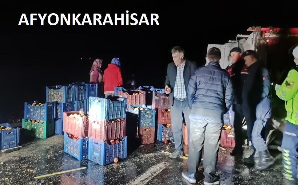 Kazada yola dökülen elmaları köylüler topladı