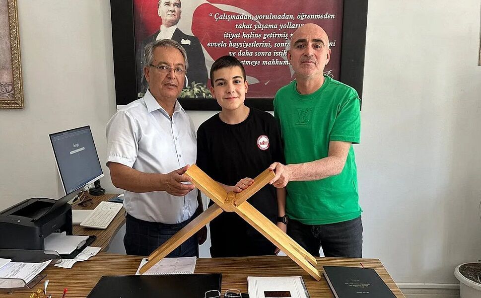 ÖĞRENCİYE RAHLE HEDİYE ETTİ