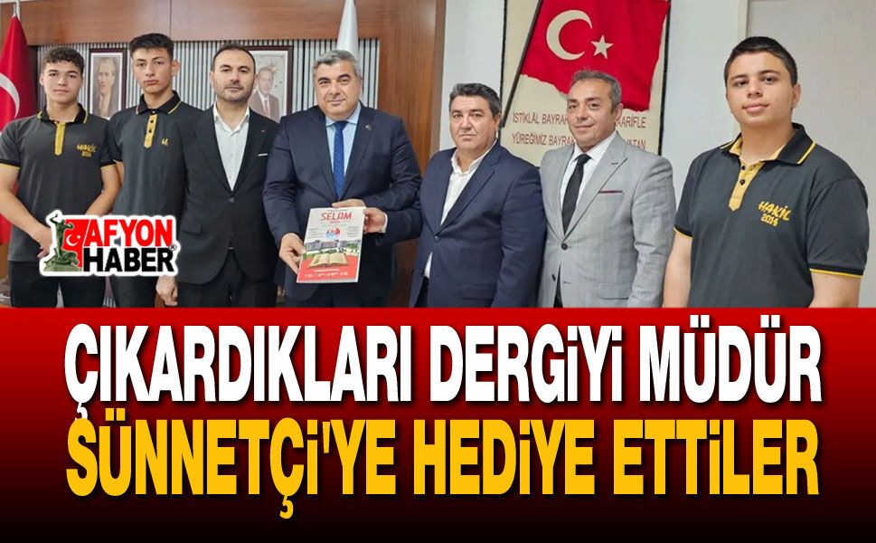 Çıkardıkları Dergiyi Müdür Sünnetçi'ye Armağan Ettiler
