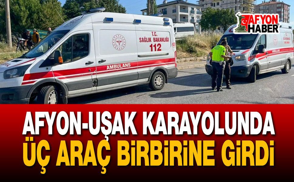 İki Otomobil Ve Bir Traktör Çarpıştı