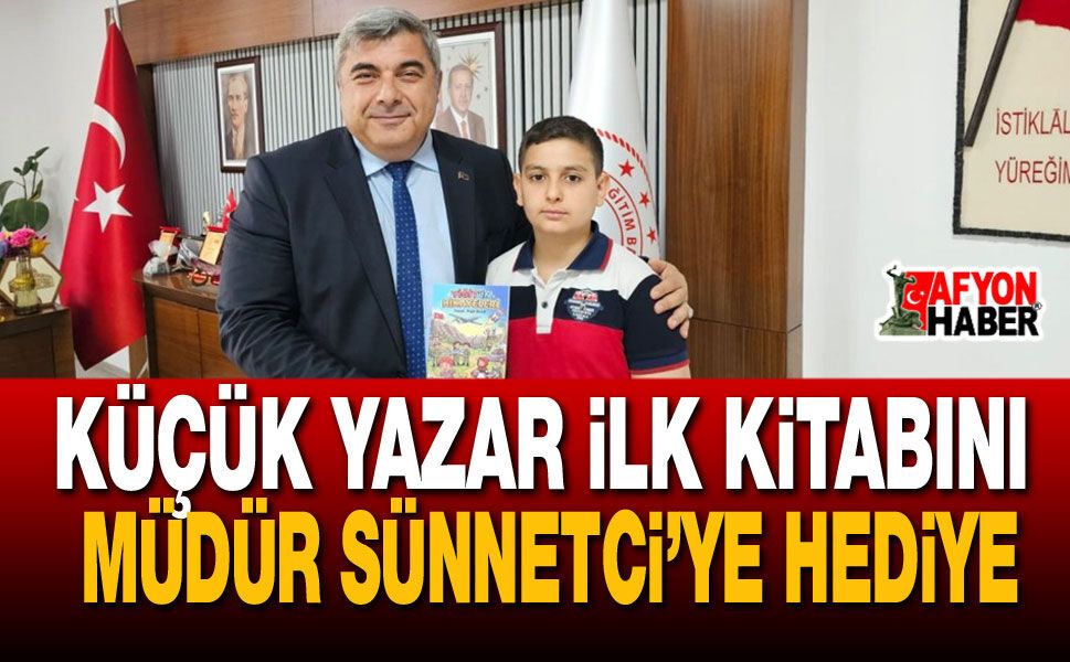 İlk Kitabını Müdür Sünnetci’ye Hediye