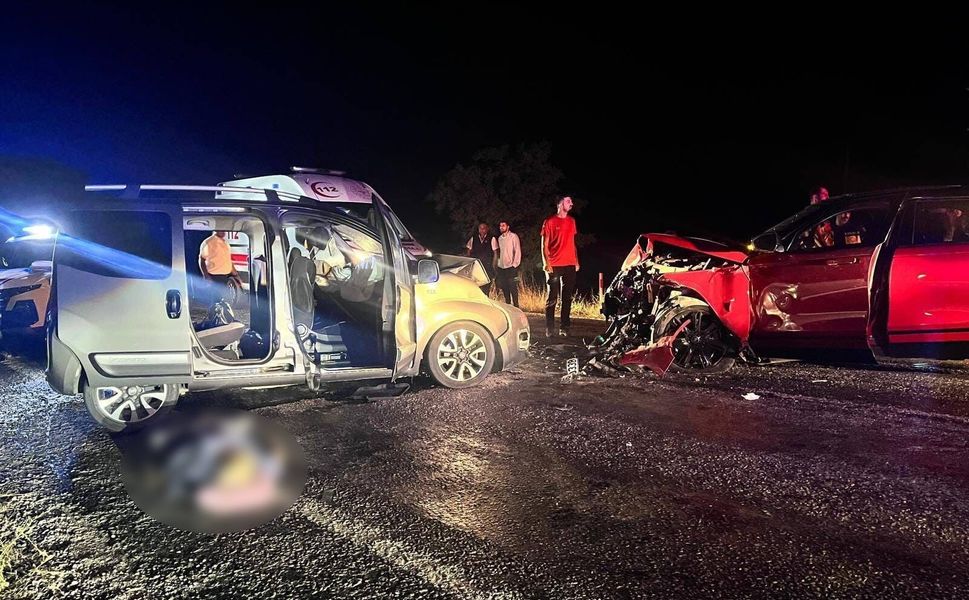 Afyon'da İki Araç Kafa Kafaya Çarpıştı: 2 Ölü, 4 Yaralı