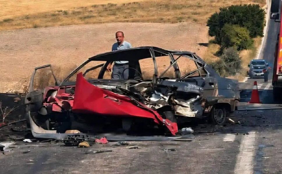 AFYON'DA FECİ KAZA, SÜRÜCÜ YANAN ARACIN İÇİNDE KALDI