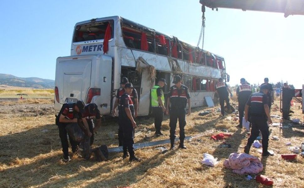 Çift katlı otobüs devrildi: 46 yaralı