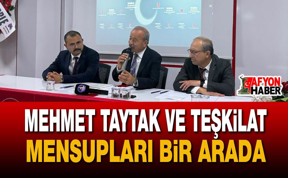 Mehmet Taytak ve teşkilat mensupları bir arada