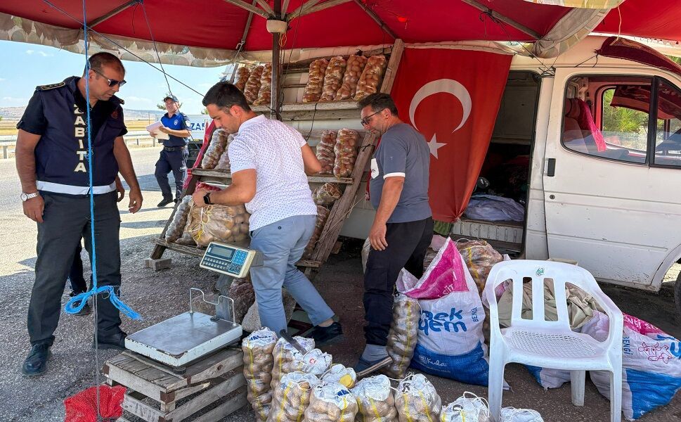 Sandıklı'da karayollarında satış yapanlar denetlendi