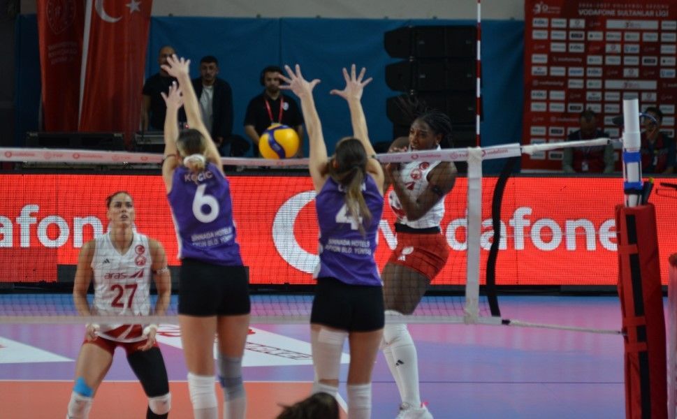 Afyon Belediye Yüntaş sahasında Aras Kargo’ya 3-1 mağlup oldu